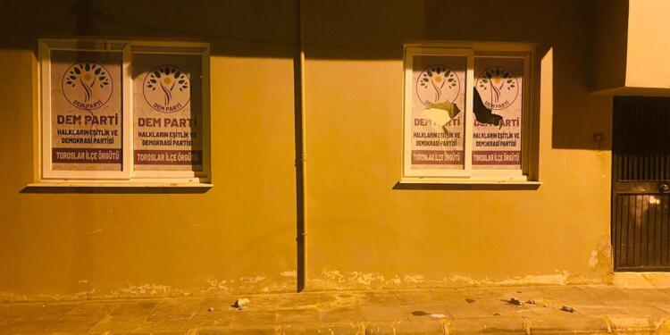 DEM Parti binasına taşlı saldırı