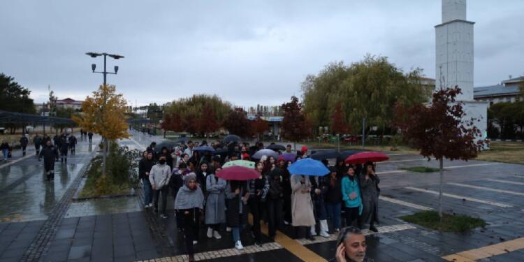 Wan’da öğrencilerin Rojin Kabaiş için başlattıkları eylem bugün de sürdü