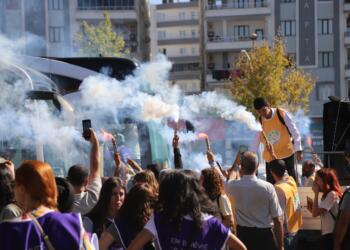 Kadınlar, Amed’den meşalelerle Ankara’ya uğurlandı