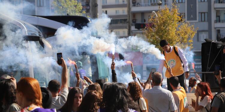 Kadınlar, Amed’den meşalelerle Ankara’ya uğurlandı