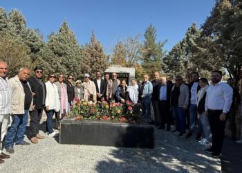 Mehmed Uzun mezarı başında anıldı: Karanlıkta bir mum yaktı