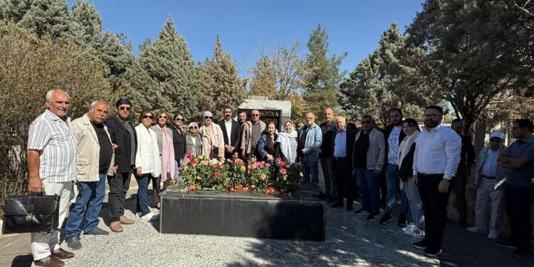 Mehmed Uzun mezarı başında anıldı: Karanlıkta bir mum yaktı