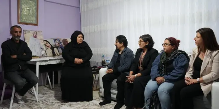 Koma Amed üyeleri Rojin’in ailesini ziyaret etti