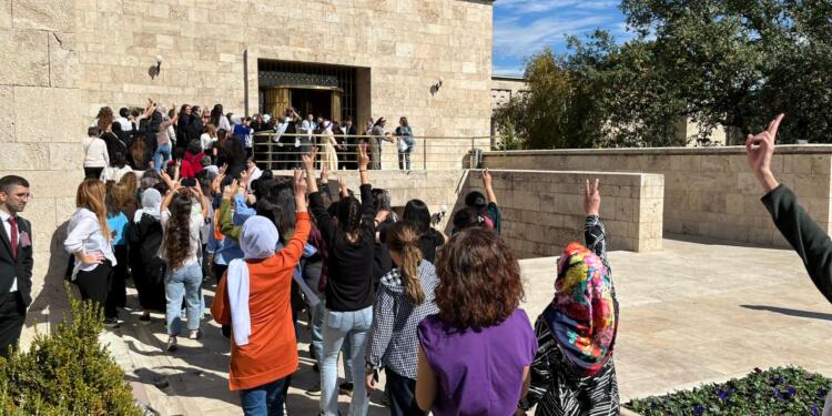 Kadınlar Meclis’e ‘Bijî Serok Apo’ sloganıyla girdi