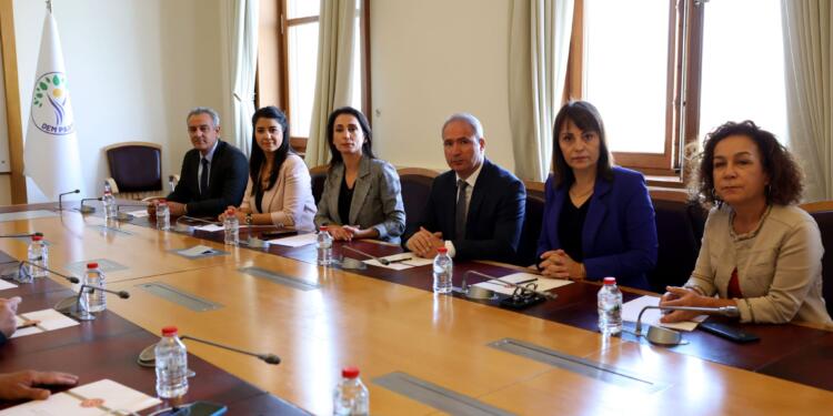 Tülay Hatimoğulları KESK heyetiyle görüştü