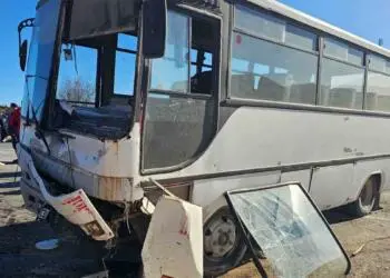 İşçileri taşıyan midibüs ve otomobil çarpıştı: 3 ölü, 12 yaralı