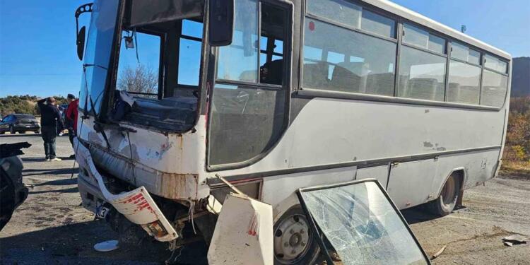 İşçileri taşıyan midibüs ve otomobil çarpıştı: 3 ölü, 12 yaralı