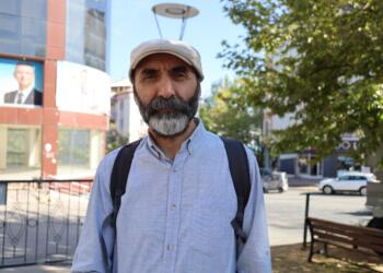 Kirmanckî tiyatro oyunlarıyla anadilini yaşatıyor