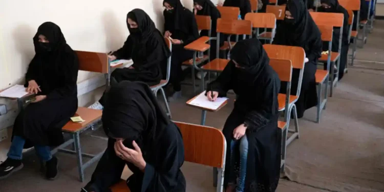 Afganistan’da kadın okullaşma oranı sıfırlandı
