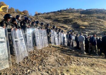 Köylüler taş ocağına karşı direniyor, jandarma engelliyor