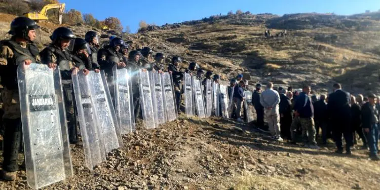 Köylüler taş ocağına karşı direniyor, jandarma engelliyor