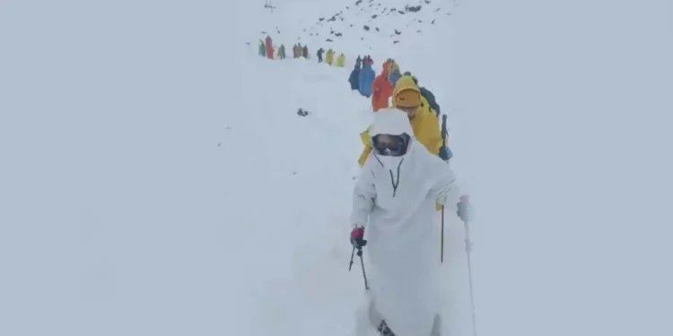 Everest’te kar fırtınası: Bin kişi mahsur kaldı, 350 kişi kurtarıldı