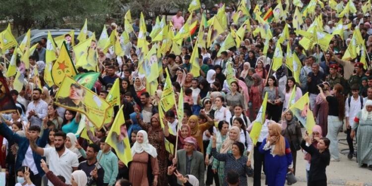 Rojava’da binlerce kişi komploya karşı alanlara aktı