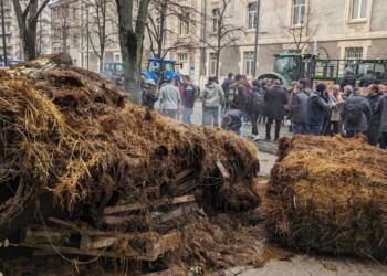 Fransa’da çiftçiler devlet binalarının önüne gübre döktü