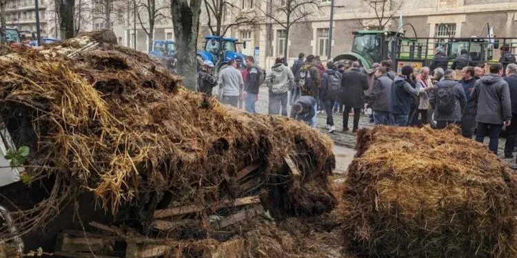 Fransa’da çiftçiler devlet binalarının önüne gübre döktü