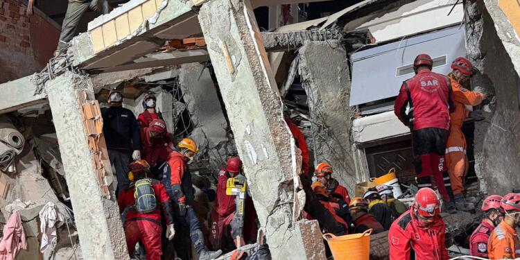 Gebze’de çöken binada 5 kişilik aileden 4’ü yaşamını yitirdi