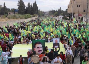 Şêxmeqsûd ve Eşrefiyê sakinleri Abdullah Öcalan’ın özgürlüğü için yürüdü