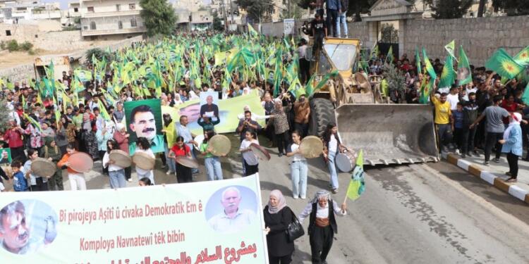 Şêxmeqsûd ve Eşrefiyê sakinleri Abdullah Öcalan’ın özgürlüğü için yürüdü