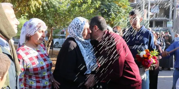 Türkiye’de 30 yıl tutsak kalan Hisên Xelîl Halep’te coşkuyla karşılandı