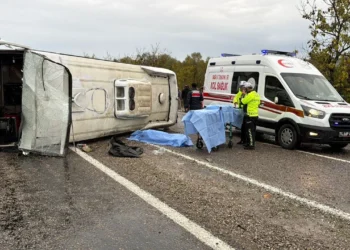 Bartın’da işçileri taşıyan midibüs devrildi