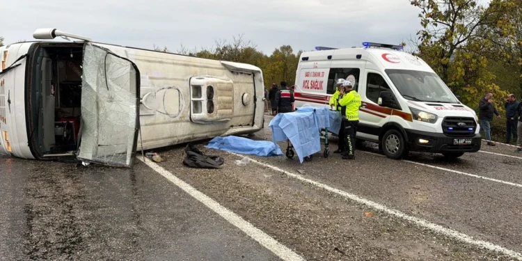 Bartın’da işçileri taşıyan midibüs devrildi