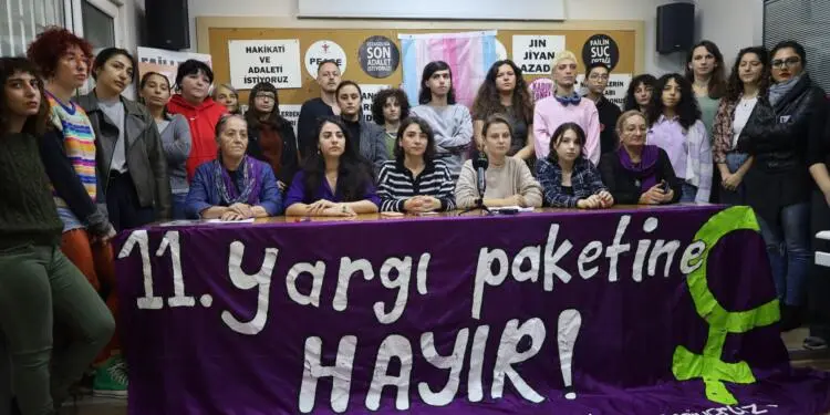 Kadınlar ve LGBTİ+’lardan 11. Yargı Paketi’ne tepki: Çıplak arama işkencedir