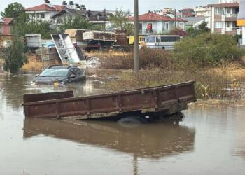İzmir’de sağanak yağış: Sokaklar göle döndü