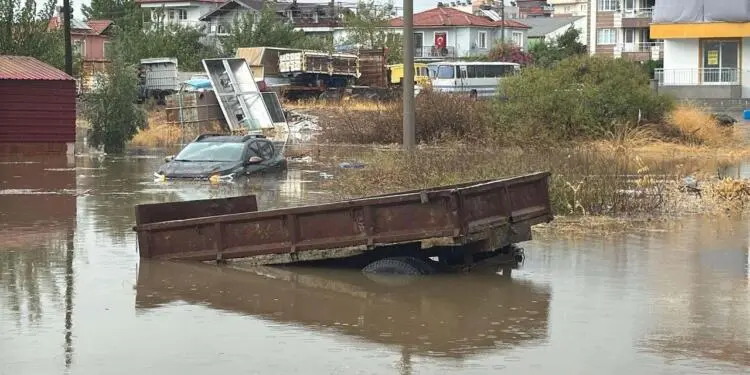 İzmir’de sağanak yağış: Sokaklar göle döndü