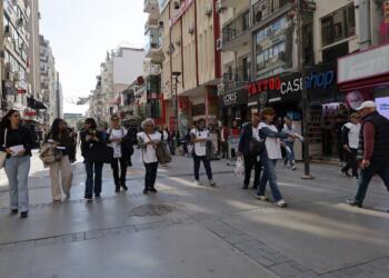 İzmir’de ‘barış’ bildirisi dağıtıldı