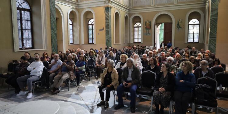 İzmir’de halklar ‘barış türküleri’ söyledi