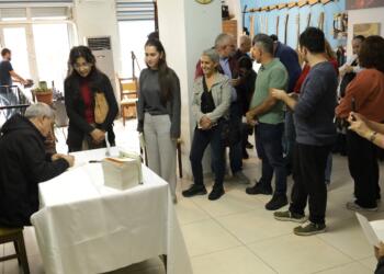 Karaaslan imza gününde okurlarıyla buluştu