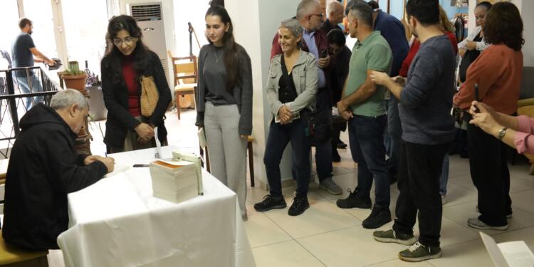 Karaaslan imza gününde okurlarıyla buluştu