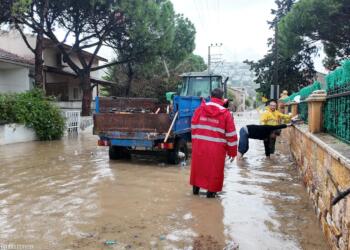 İzmir’de sağanak yağış: Foça’da bir kişi kayıp