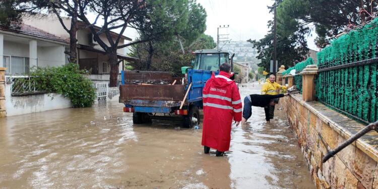 İzmir’de sağanak yağış: Foça’da bir kişi kayıp
