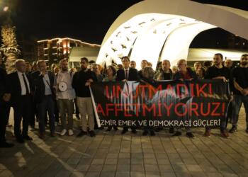 İzmir’de depremde yaşamını yitirenler anıldı