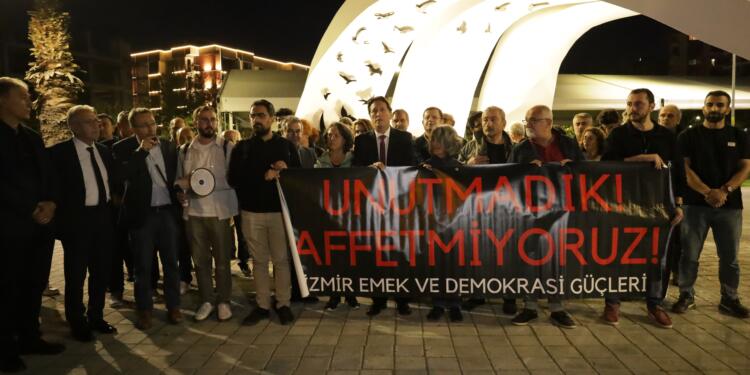 İzmir’de depremde yaşamını yitirenler anıldı