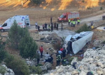 İşçileri taşıyan minibüs şarampole yuvarlandı: 5 ölü, 14 yaralı