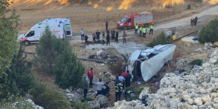 İşçileri taşıyan minibüs şarampole yuvarlandı: 5 ölü, 14 yaralı