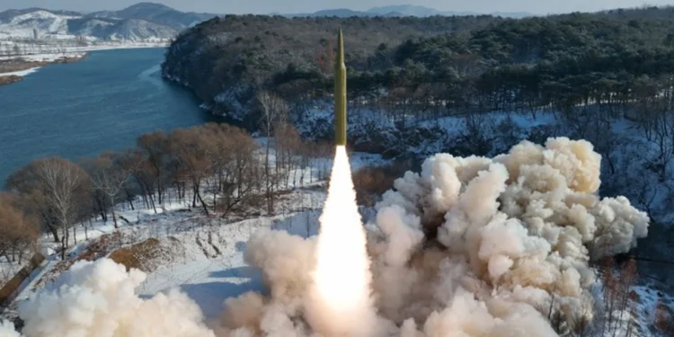 Kuzey Kore, Trump’ın Asya turu öncesi balistik füze denemesi yaptı