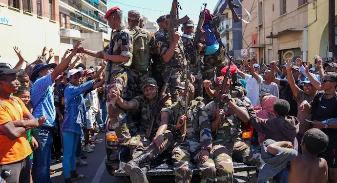 Madagaskar Cumhurbaşkanı ülkeden kaçtı, ordu yönetime el koydu