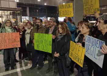Arkadaşları hastane önünde sordu: Hakan Tosun’a ne oldu?