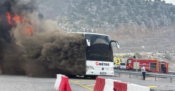 Konya’da otobüs yangını: Alev alan araç tamamen yandı