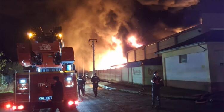 Samsun’da geri dönüşüm fabrikasında yangın