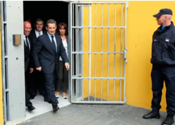 Fransa’nın eski Cumhurbaşkanı Sarkozy cezaevine giriyor