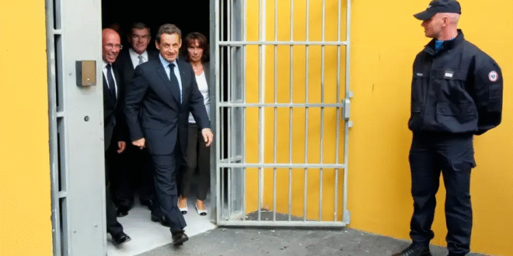Fransa’nın eski Cumhurbaşkanı Sarkozy cezaevine giriyor