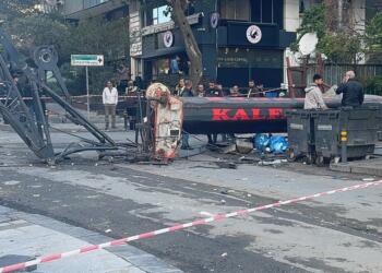 İnşaat alanındaki vinç öğrenci yurduna devrildi