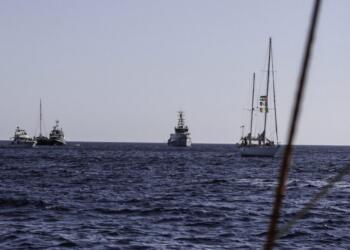 Gazze'ye insani yardım koridoru açmak ve İsrail'in ambargosunu kırmak hedefiyle yolda olan Küresel Sumud Filosu, Yunanistan'ın Girit Adası'ndaki son etap molasının ardından Gazze'ye doğru yola çıkmaya hazırlanıyor. Fotoğrafta, tekneleri koruyan Yunan Sahil Güvenlik gemileri görülüyor. ( Niccolo Celesti - Anadolu Ajansı )