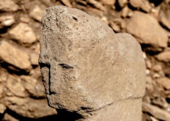 Riha’da ilk kez 12 bin yıllık insan yüzlü dikilitaş bulundu