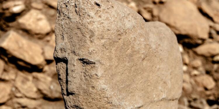 Riha’da ilk kez 12 bin yıllık insan yüzlü dikilitaş bulundu