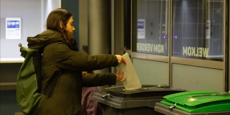 Hollanda’da aşırı sağ kaybetti, liberaller sandıktan zaferle çıktı